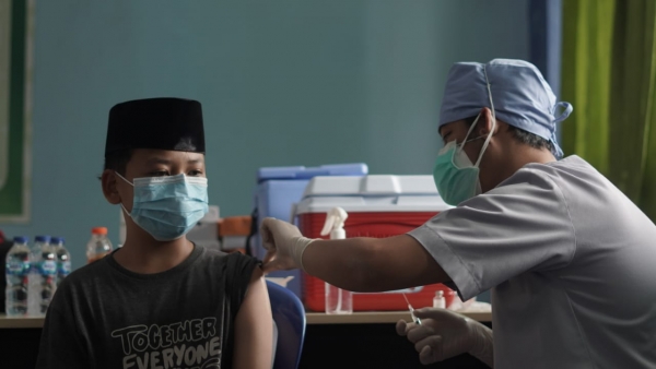 Santri Asshiddiqiyah Sedang Disuntik Vaksin 