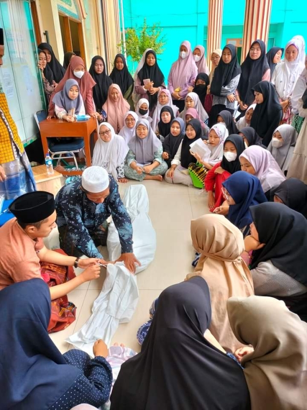 Praktikum Pemulasaran Jenazah Santri Kelas Akhir