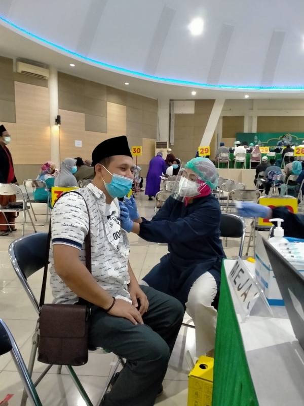 Salah Satu Guru sedang disuntik vaksin