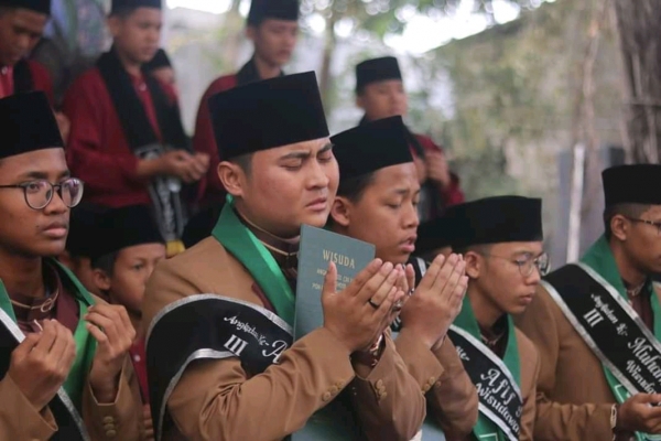 Wisuda Santri